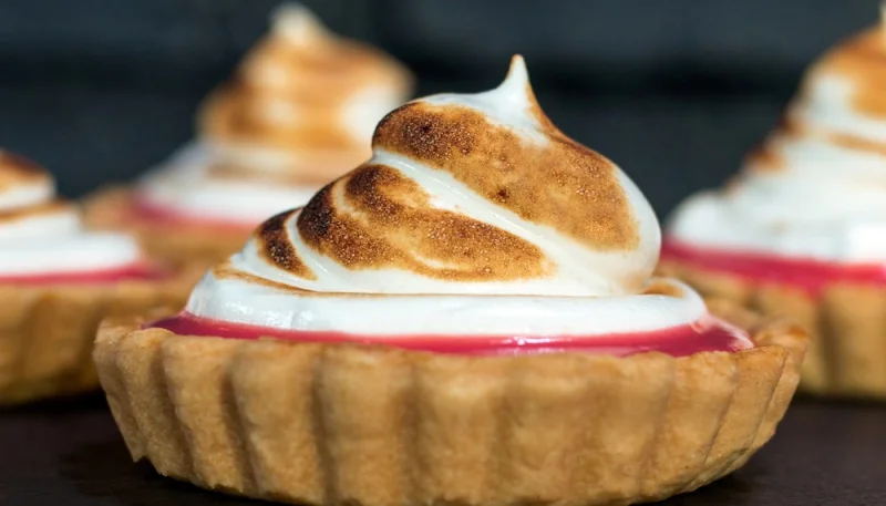 Tartelettes au pamplemousse rose meringuée