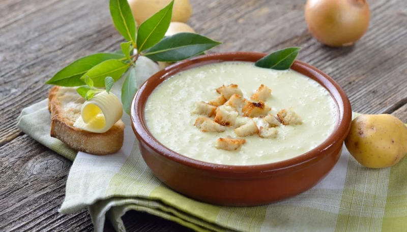 Velouté de pommes de terre et oignons doux