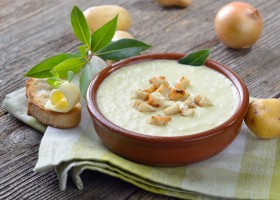 Velouté de pommes de terre et oignons doux