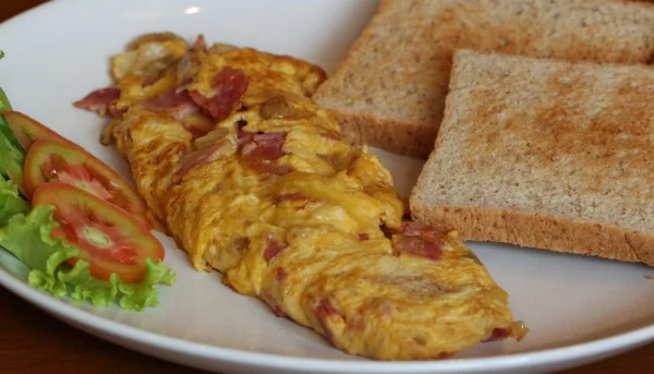 Omelette lardons fromage