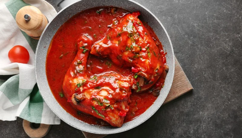 Poulet à la sauce tomate