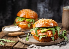 Burger au saumon fumé, avocat et tzatziki