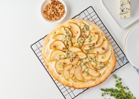 Pizza blanche au fromage bleu et poire