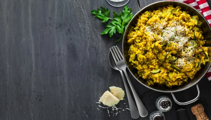 Risotto au jambon et courgettes parfumé au curry