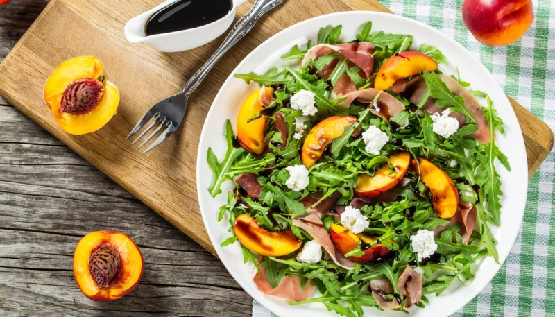 Salade aux pêches, feta et jambon cru