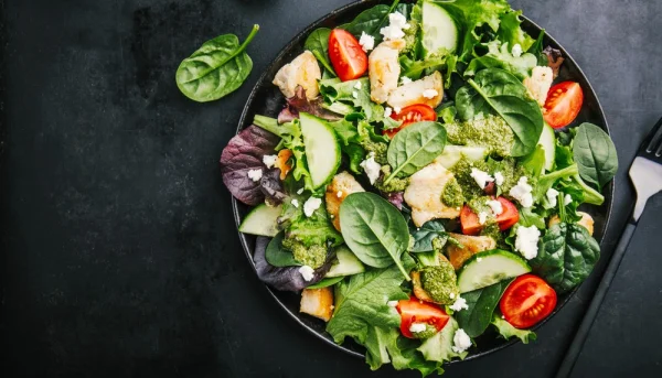 Salade de poulet, concombre et tomates cerise