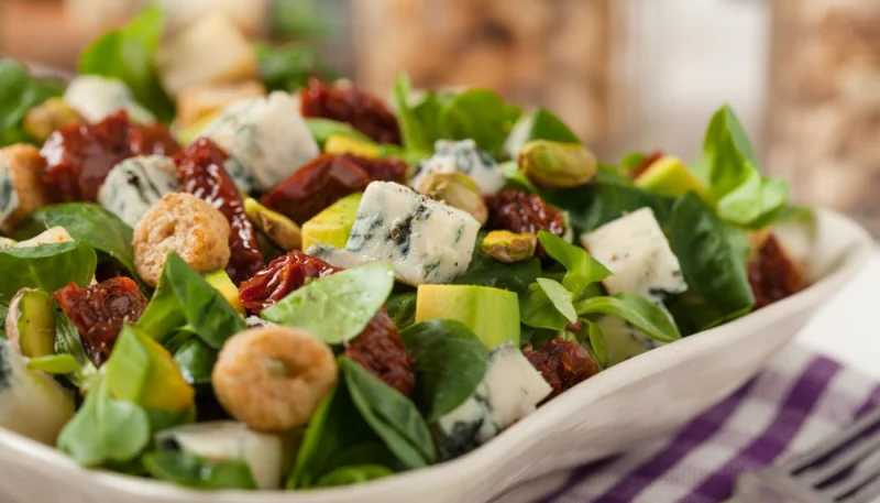 Salade de pousses d'épinards et tomates séchées