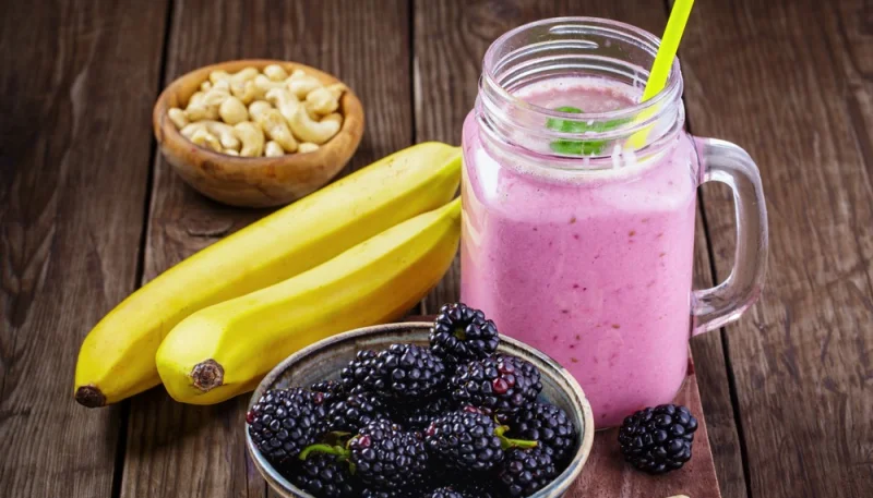 Smoothie aux mûres et à la banane