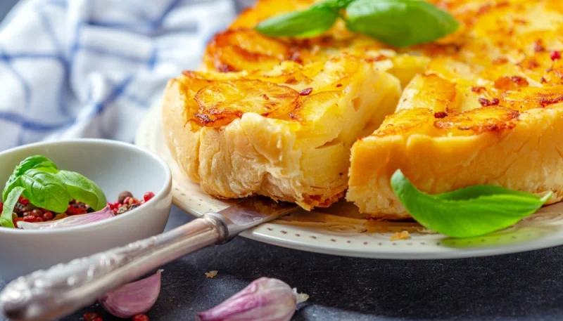 Tarte tatin aux pommes de terre, lardons et brie