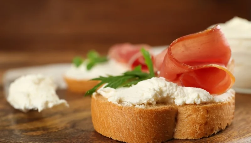 Tartine de Boursin au jambon de pays
