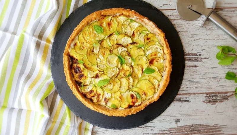 Tarte courgettes, oignon rouge et camembert