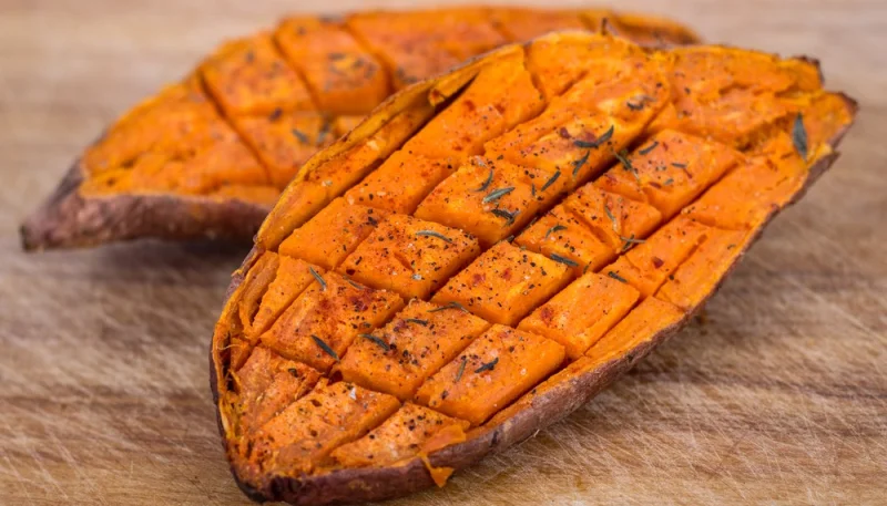 Patate douce rôtie aux herbes