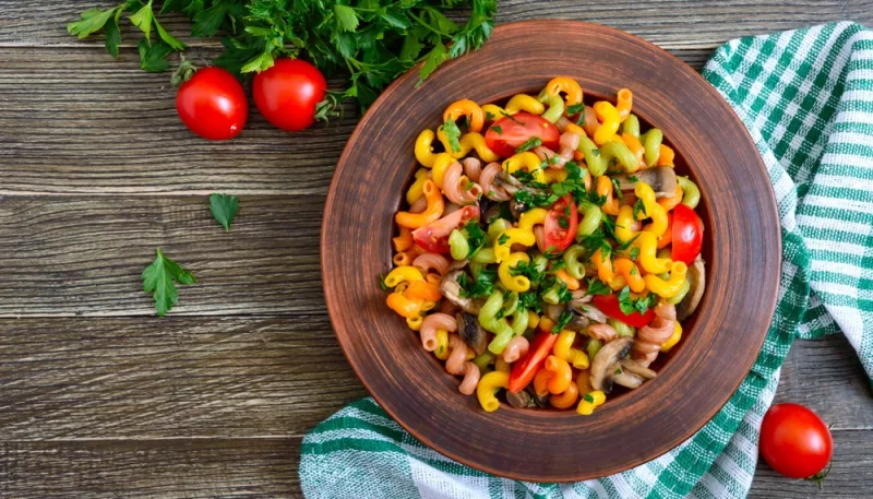 Salade de pâtes multicolore