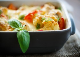 Gratin de chou-fleur, tomate et cheddar