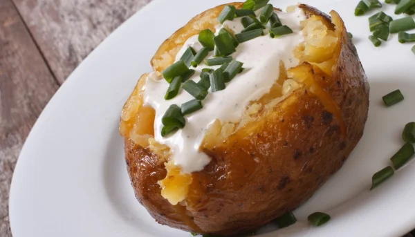 Pommes de terre garnies à la purée d'oignons et ciboulette