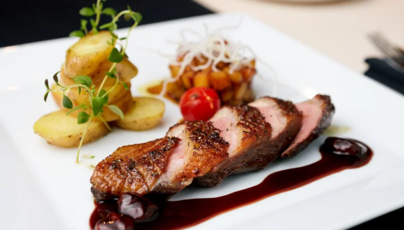 Canard aux poires, chocolat et piment d'espelette