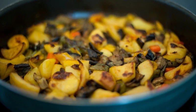 Poêlée de pommes de terre aux aubergines et courgettes