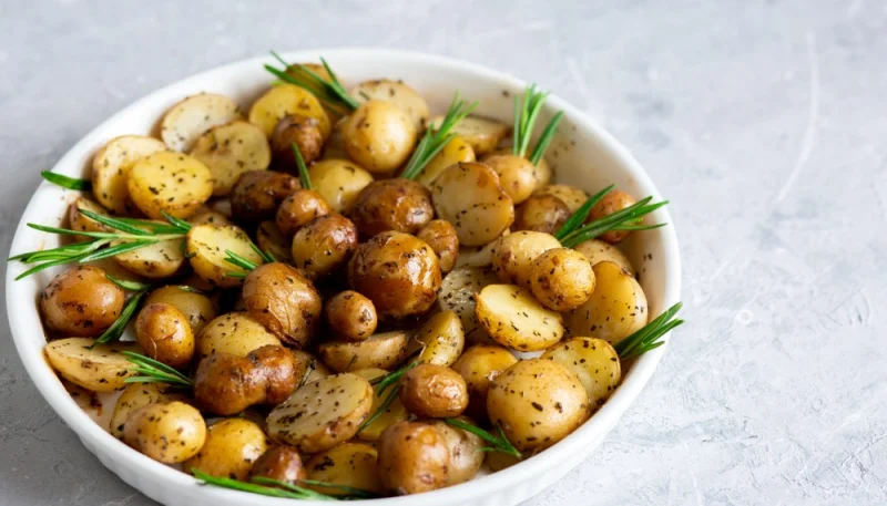 Pommes de terre nouvelles au four