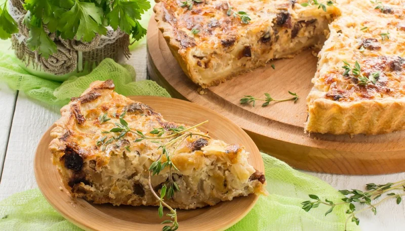 Quiche au chou blanc, bacon et miel