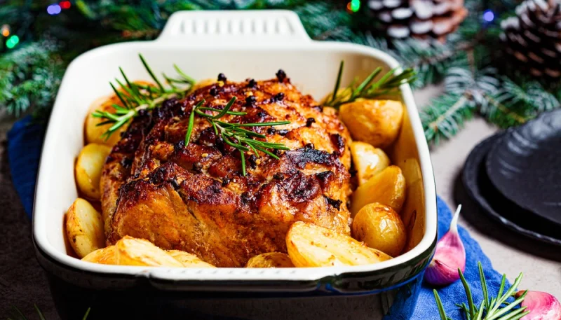 Rôti de porc au four et pommes de terre