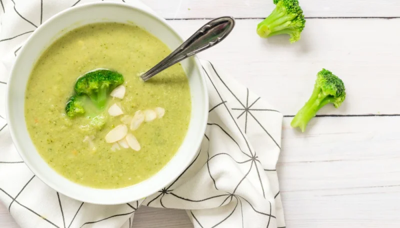 Velouté de brocolis aux amandes