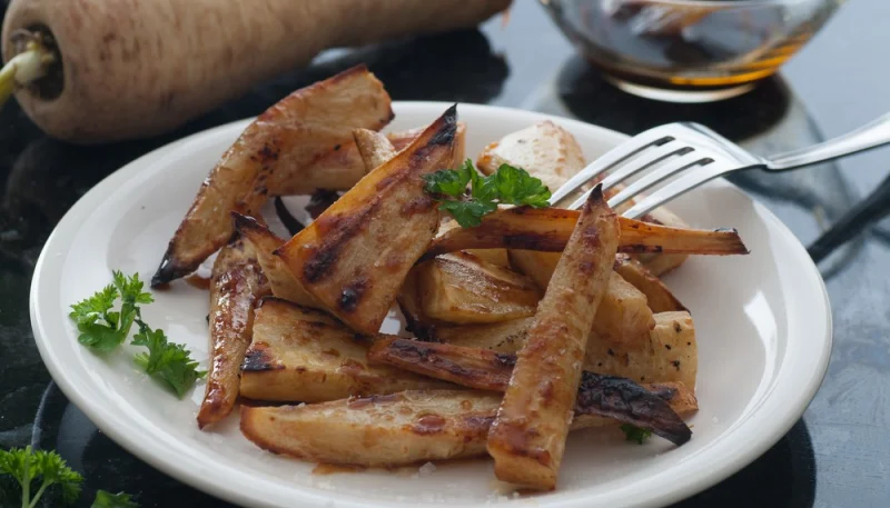 Panais rôtis au sirop d'érable, au thym et au persil