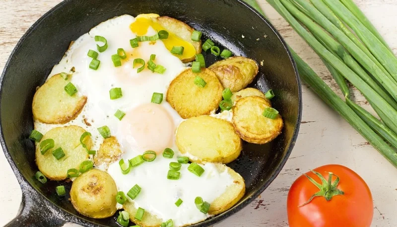 Poêlée de pommes de terre aux oeufs 