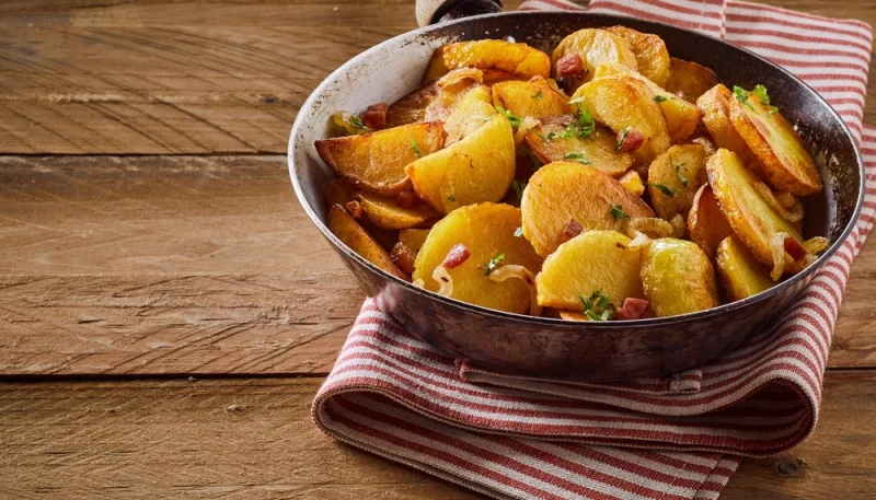 Poêlée de pommes de terre aux champignons et lardons