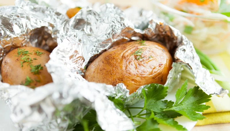 Pommes de terre au four en papillote