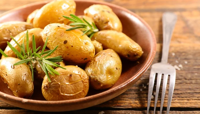 Pommes de terre dorées au four