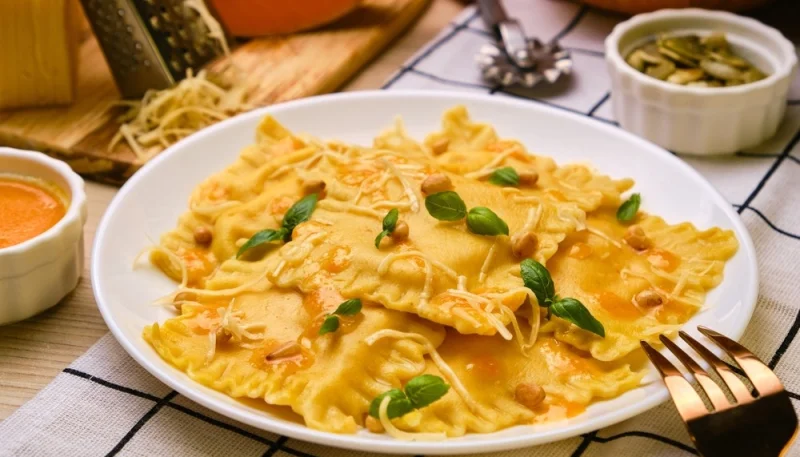 Raviolis de courge à la sauce aux noix