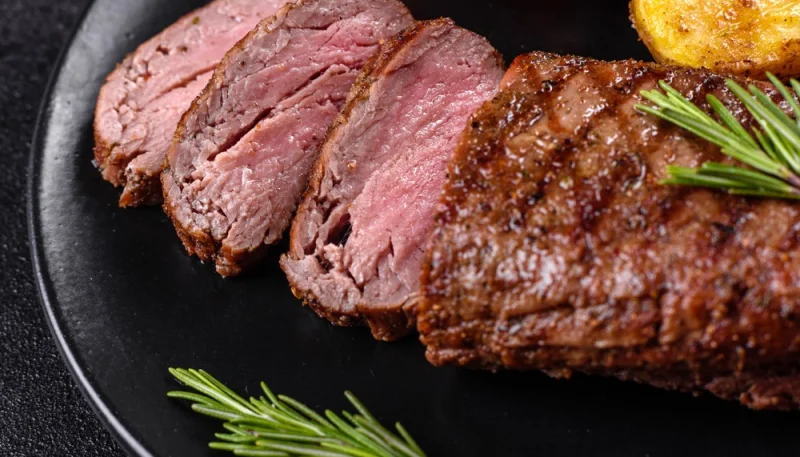 Rôti de boeuf au four et pommes de terre