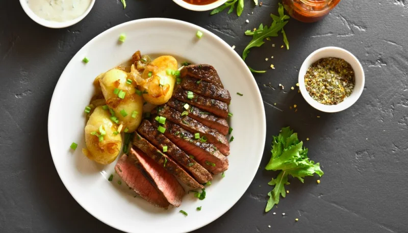 Rôti de bœuf et pommes de terre en cocotte