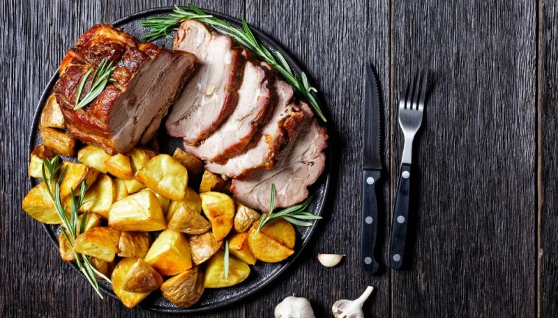 Rôti de porc et pommes de terre au vin blanc en cocotte