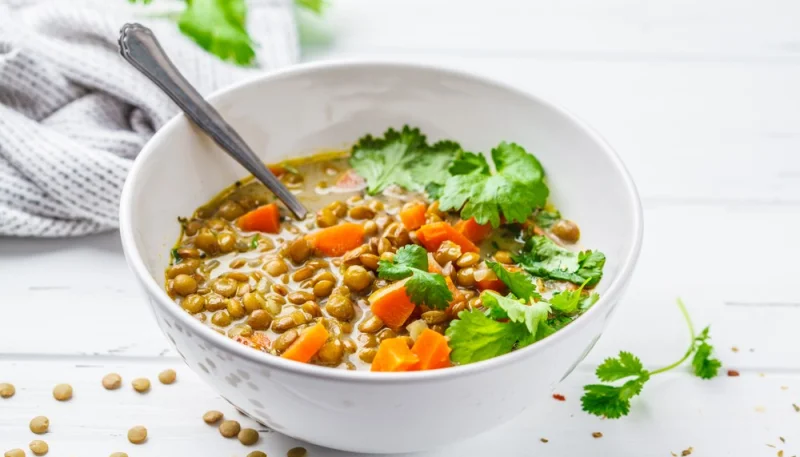 Soupe de lentilles au tofu fumé