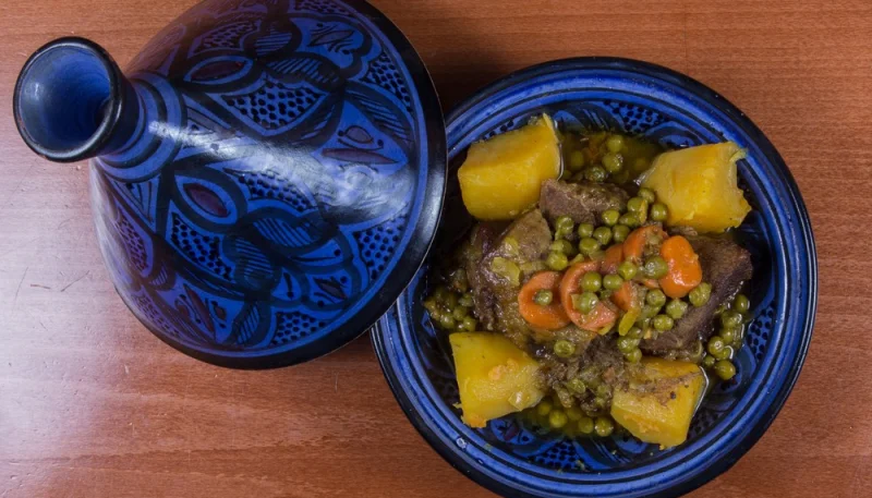 Tajine de poulet aux petits pois et pommes de terre