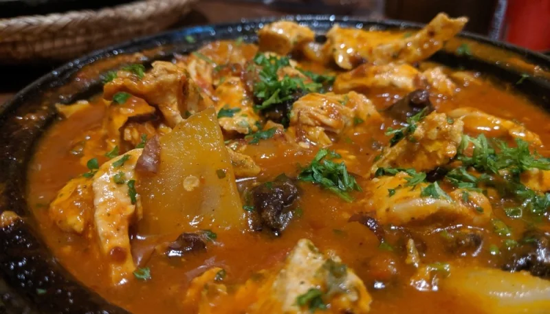 Tajine de poulet aux pruneaux et pommes de terre