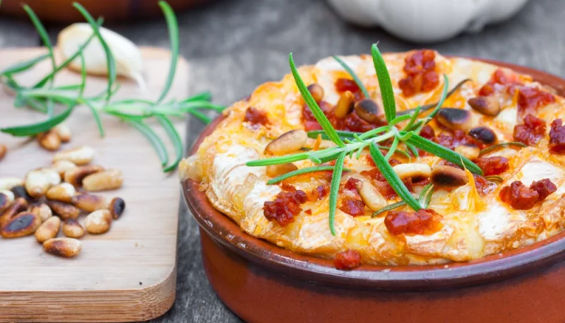 Camembert au four aux lardons et pommes de terre