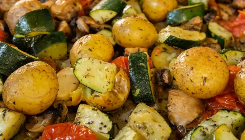 Courgettes et pommes de terre rôties au four
