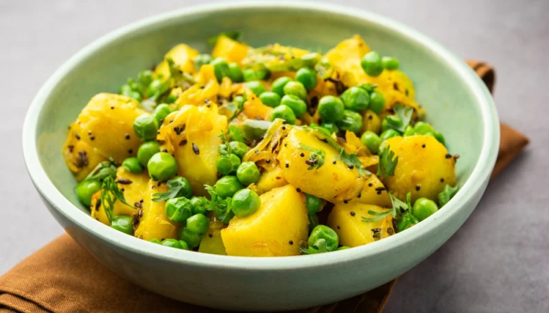 Petits pois frais aux lardons et pommes de terre