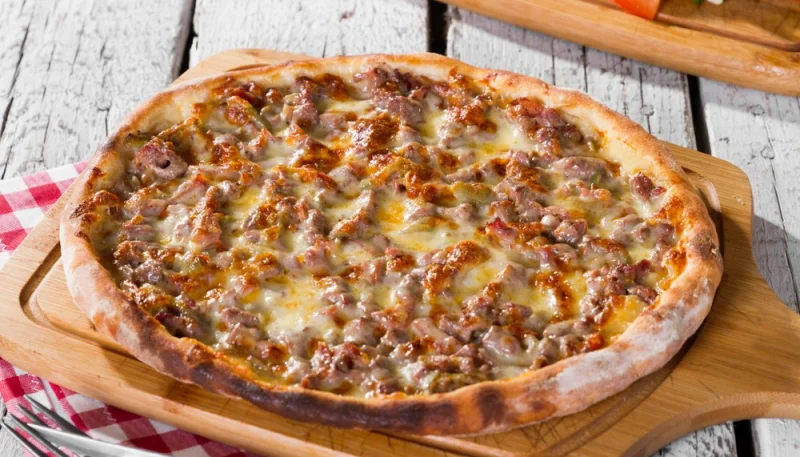 Pizza à la viande hachée et pommes de terre  