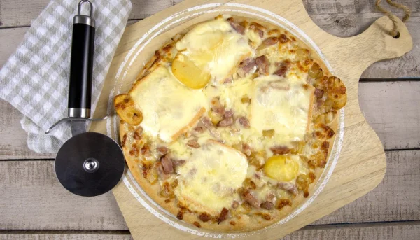 Pizza au fromage à raclette