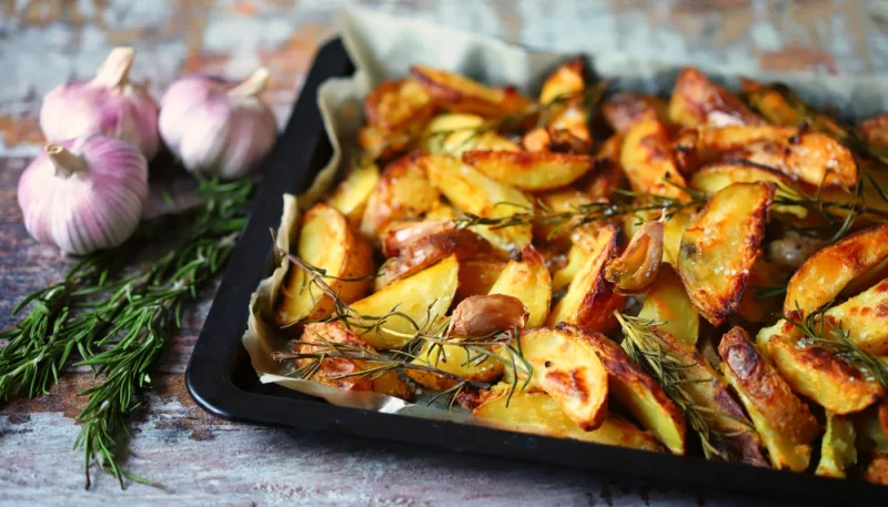 Pommes de terre confites au four