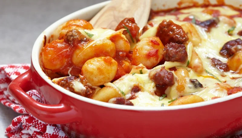 Pommes de terre et saucisses fumées au four