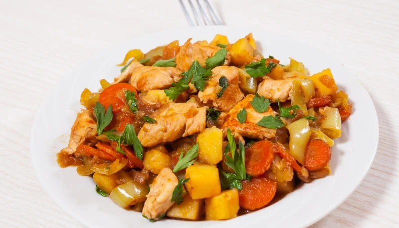 Poulet aux carottes et pommes de terre