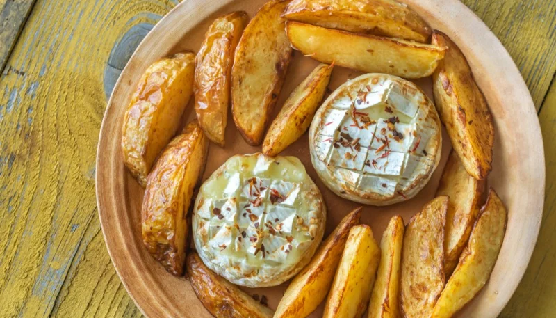 Quartiers de pommes de terre rôtis au camembert
