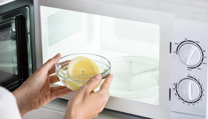 Comment nettoyer et désinfecter efficacement votre micro-ondes ?