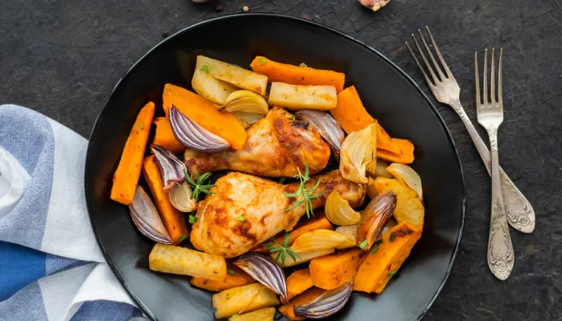 Cuisses de poulet aux pommes de terre et carottes au four