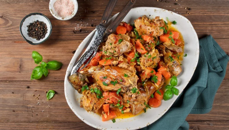 Lapin aux carottes et vin blanc