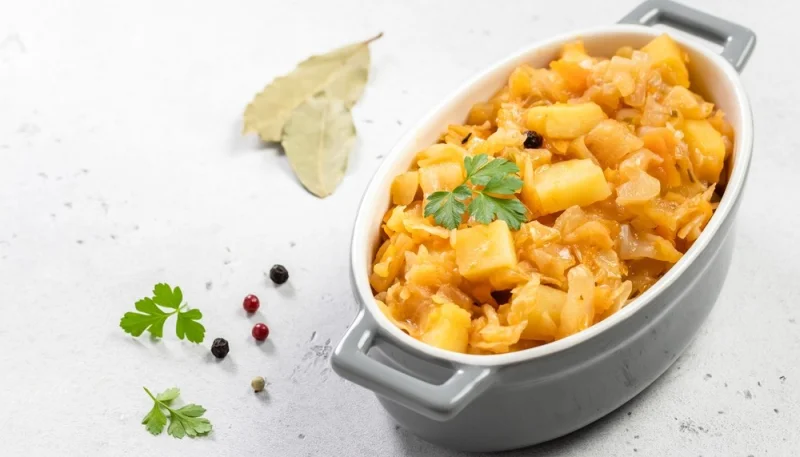 Poêlée de chou blanc, pommes de terre et carottes